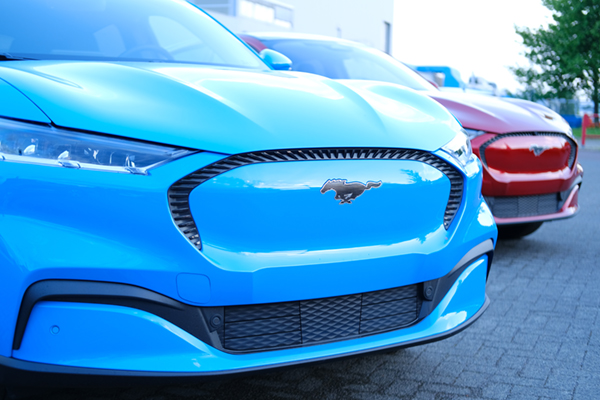 Elektrischer Ford Mustang Mach-E auf dem Parkplatz eines Geschäfts, das auf den Handel mit Elektrofahrzeugen und alternativen Energien spezialisiert ist. Frankfurt, Mai 2023