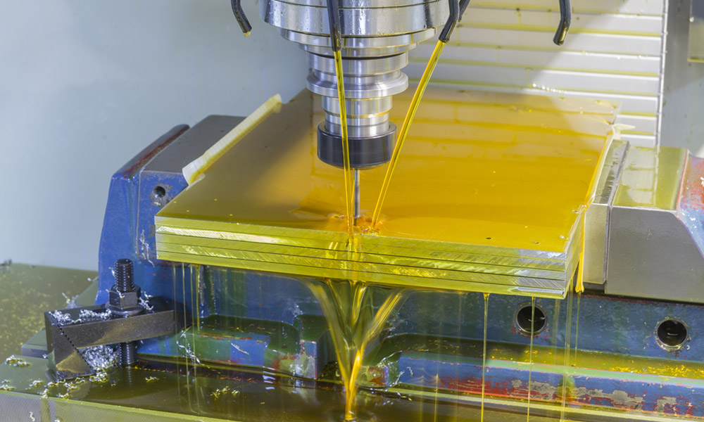 Metalworking process with flowing lube oil, illustrating advanced silicone antifoam technology for enhanced thermal stability and reduced maintenance costs.