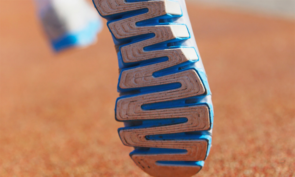 Primer plano de la suela de un zapato deportivo que ilustra los surfactantes de silicona de Momentive para optimizar la espuma de poliuretano en aplicaciones de calzado.