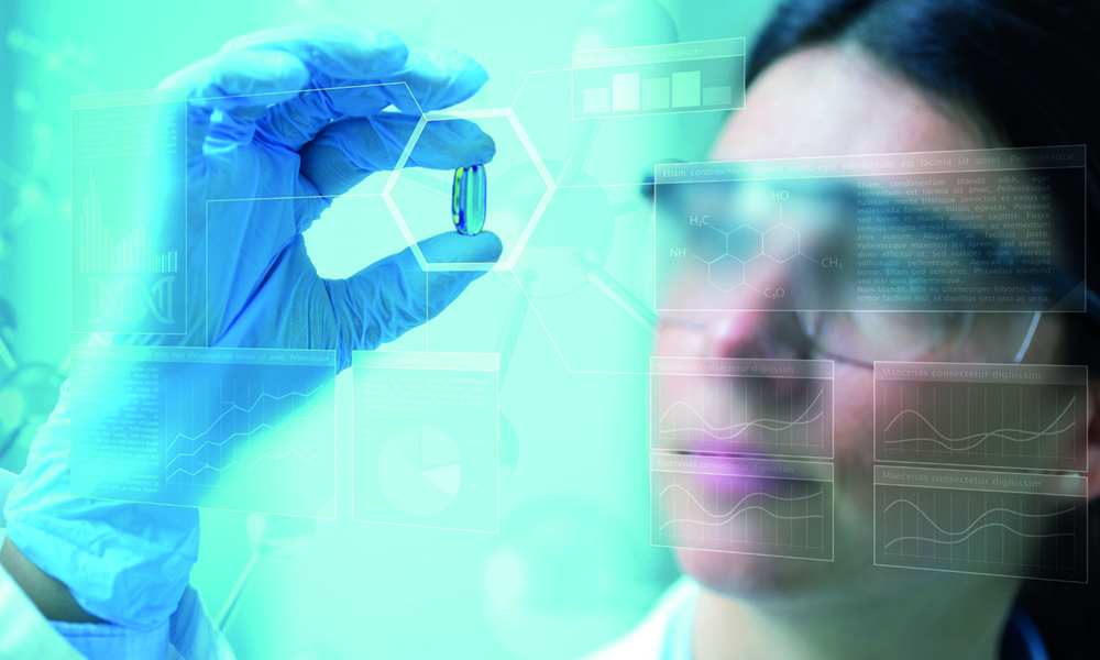 여성이 보충제 캡슐을 검사하고 있습니다. 부형제 및 가공 보조제는 완성된 복용량 제형을 간소화할 수 있습니다.