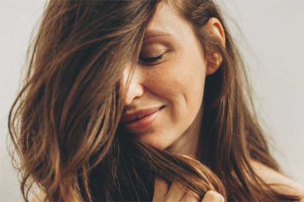 헤어 상태에 만족하는 여성