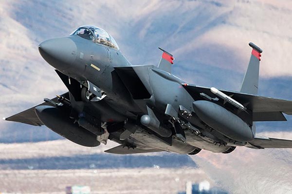 Um F-15E Strike Eagle decolando.