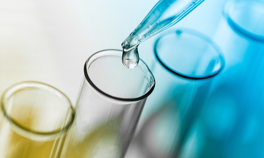 Pipeta dispensando líquido em tubo de ensaio, representando os aditivos especiais da Momentive para espumas de poliuretano de alto desempenho em calçados e aplicações CASE.