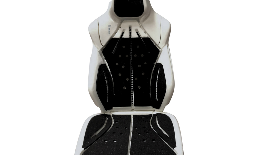 Estrutura de assento automotivo com inserções de espuma de poliuretano preta ilustrando os catalisadores da Momentive para desempenho otimizado da espuma.