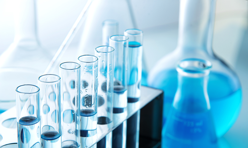 Tubos de ensaio com líquido azul representando os aditivos especiais da Momentive para espumas moldadas de poliuretano de alto desempenho.