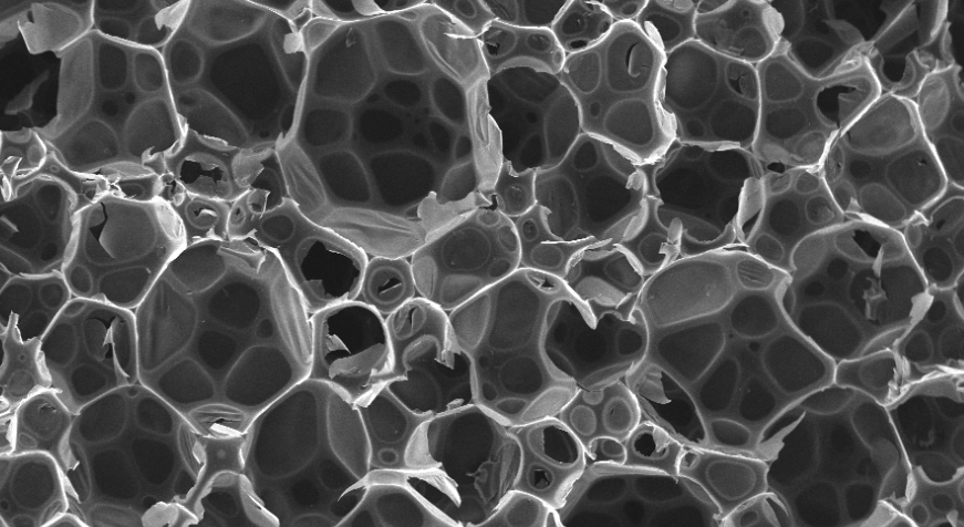 Vista microscópica das células de espuma rígida de poliuretano, ilustrando os surfactantes de silicone da Momentive para melhorar o isolamento e a estrutura celular.