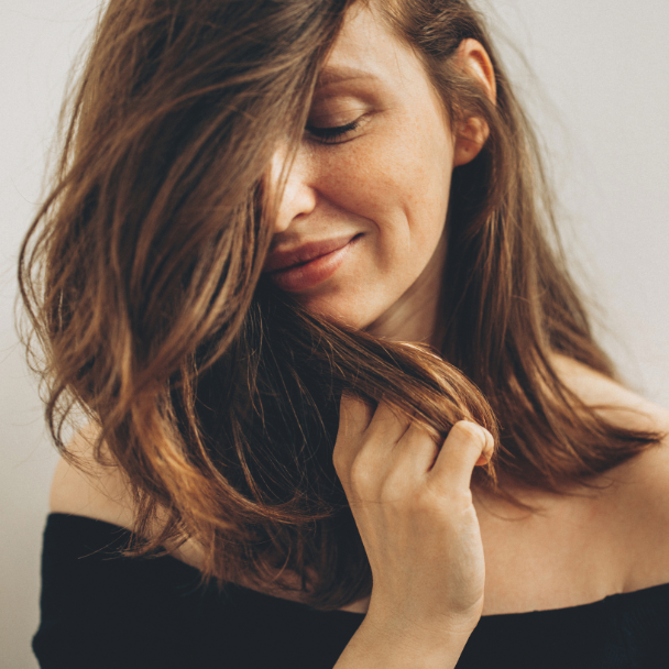 一名欣赏秀发的女子